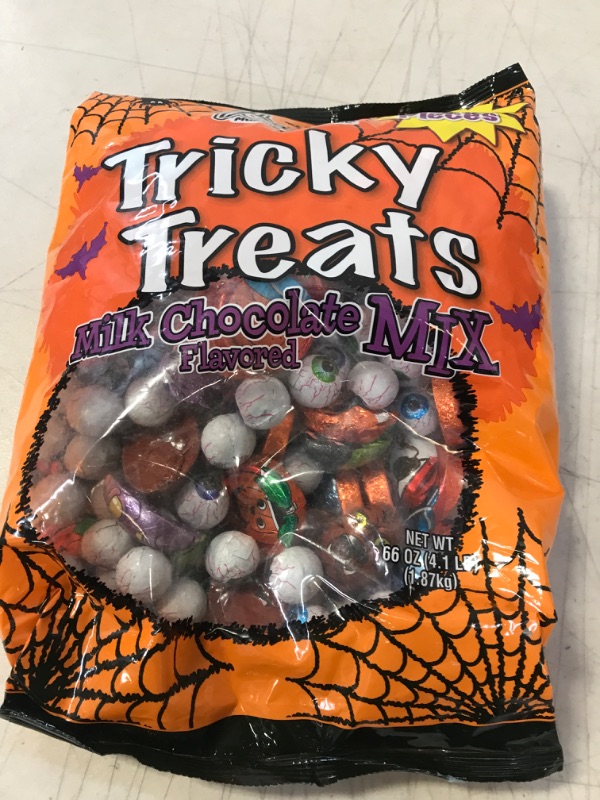 Photo 2 of 66oz Halloween Candy Tricky Treats Mix Chocolate for Goodie Bag Filler (approximately 246 pieces) 66 Ounce bag NO BB DATE 