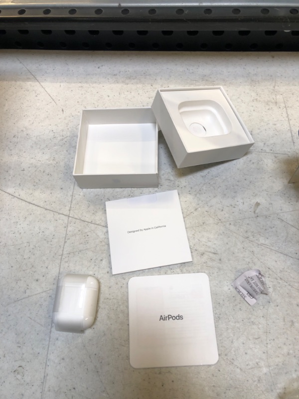 Photo 2 of Apple AirPods with Charging Case 