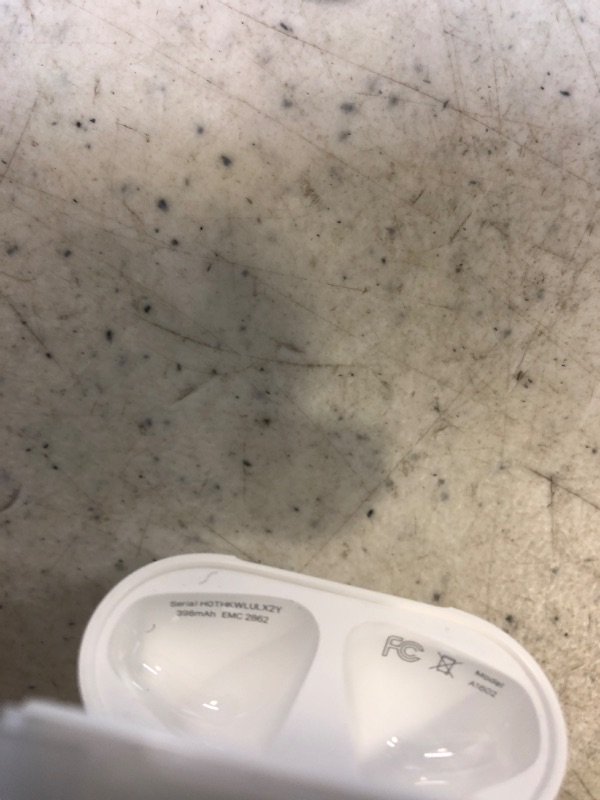 Photo 3 of Apple AirPods with Charging Case 