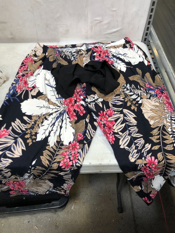 Photo 2 of WOMEN'S 2 PIECE FLORAL OUTFIT SET SIZE 3XL