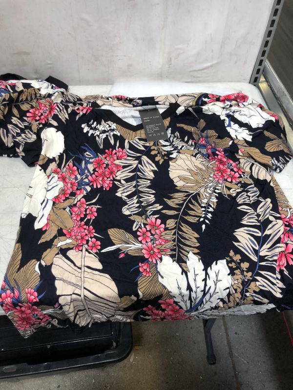 Photo 1 of WOMEN'S 2 PIECE FLORAL OUTFIT SET SIZE 3XL