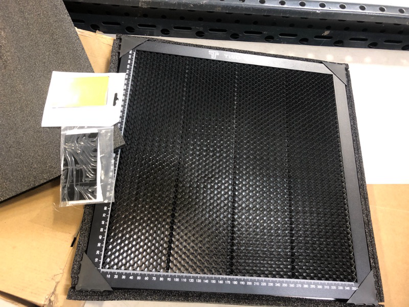 Photo 2 of 400 * 400mm Honeycomb Laser Bed Honeycomb Working Table Laser Honeycomb for CO2 or Laser Engraver Cutting Machine with Aluminum Plate with Engraving Materials With engraving materials 400*400mm