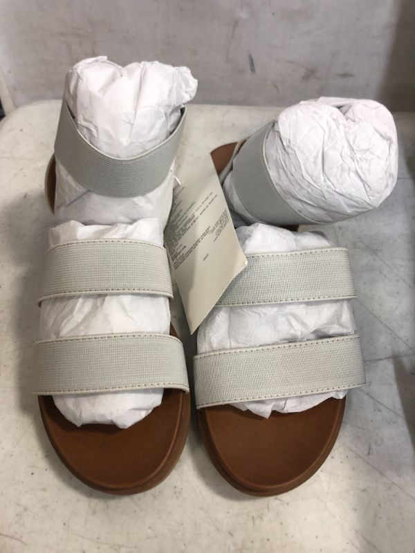 Photo 1 of Amazon Essentials Women's Strappy Elastic Sandal size 8.5
