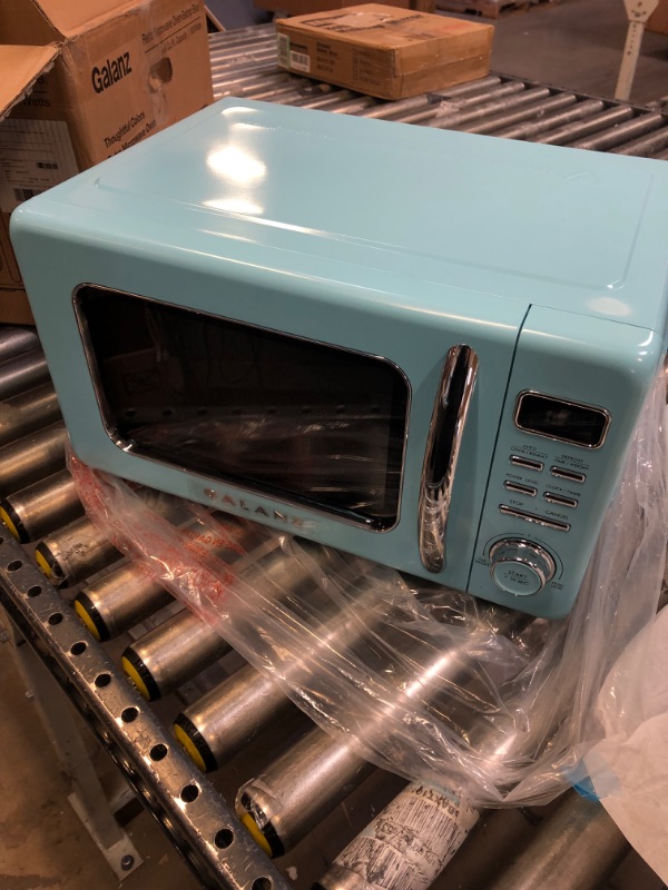 Photo 7 of 0.9 cu. ft. 900-Watt Retro Countertop Microwave in Blue