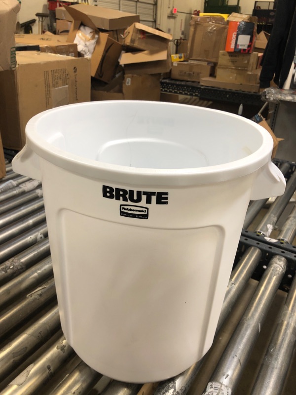 Photo 2 of Brute 10 Gal. White Plastic Round Trash Can
