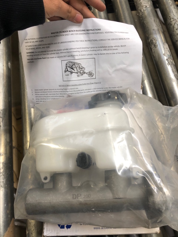 Photo 1 of ACDelco Professional 18M973 Brake Master Cylinder Assembly
DIRTY*****