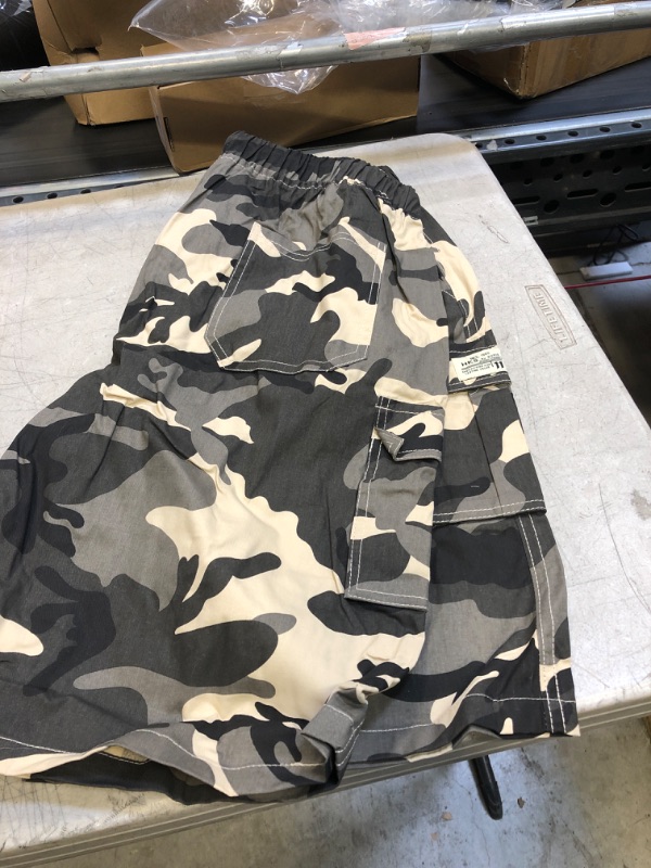 Photo 1 of Amazon Essentials Men's Classic-Fit Cargo Short (Available in Big & Tall) 29 CARGO 