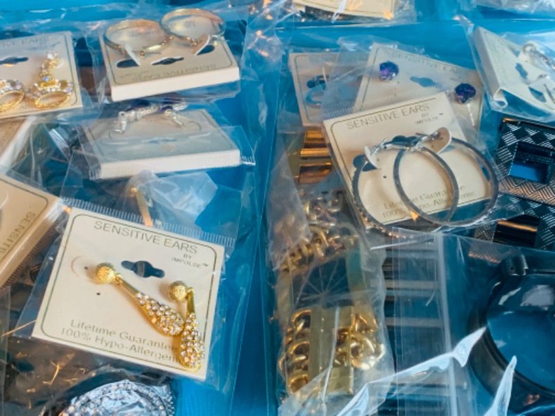 Photo 5 of 894459… 5 pounds of fashion watches and earrings -watches needs batteries -costume jewelry 