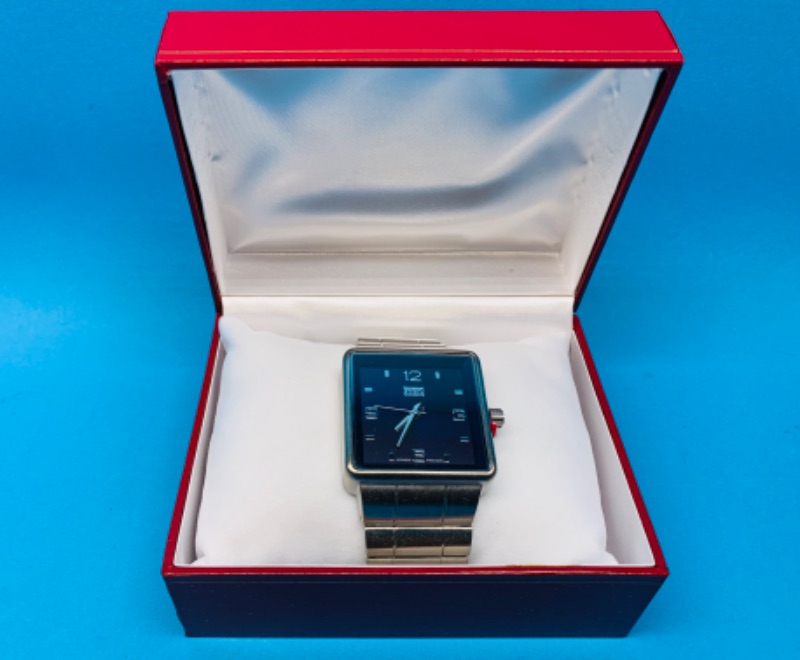 Photo 1 of 894515…men’s watch in gift box - needs battery replaced 