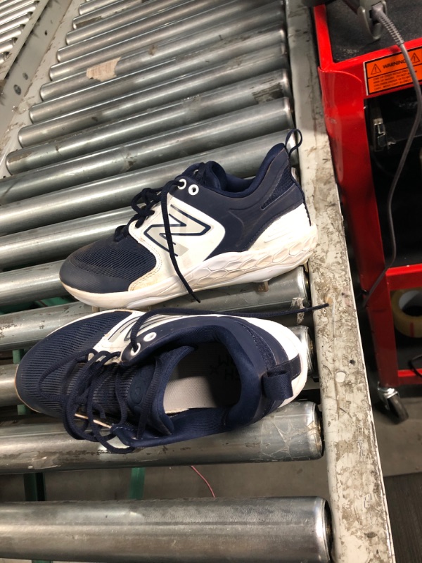 Photo 2 of *** SHOES HAVE BEEN WORN PLEASE SEE PHOTOS***
New Balance Men's Fresh Foam X 3000 V6 Metal Baseball Shoe 9.5 Wide Navy/White