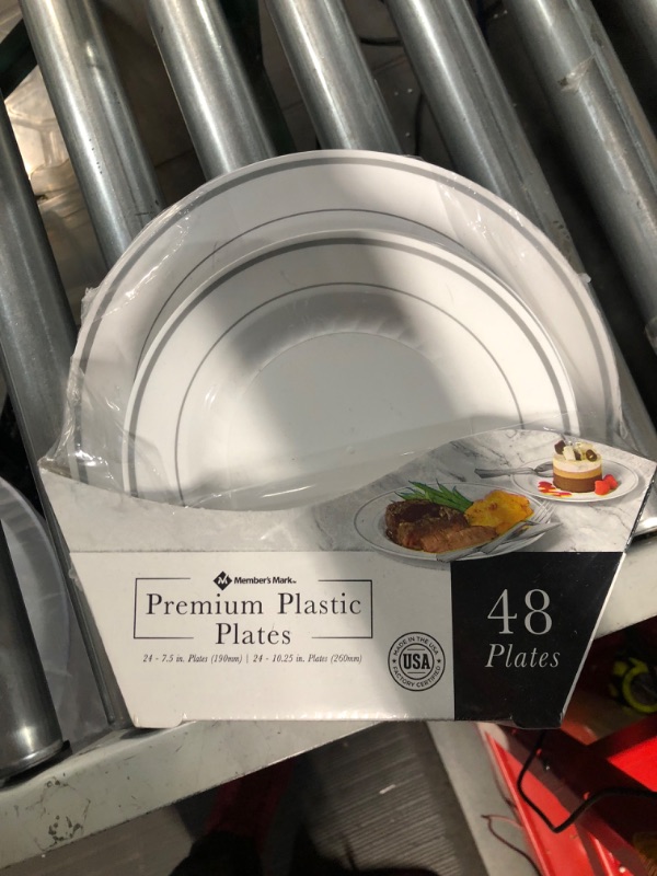 Photo 3 of Member's Mark Premium Heavyweight Plastic Plates Combo Pack - 48 ct