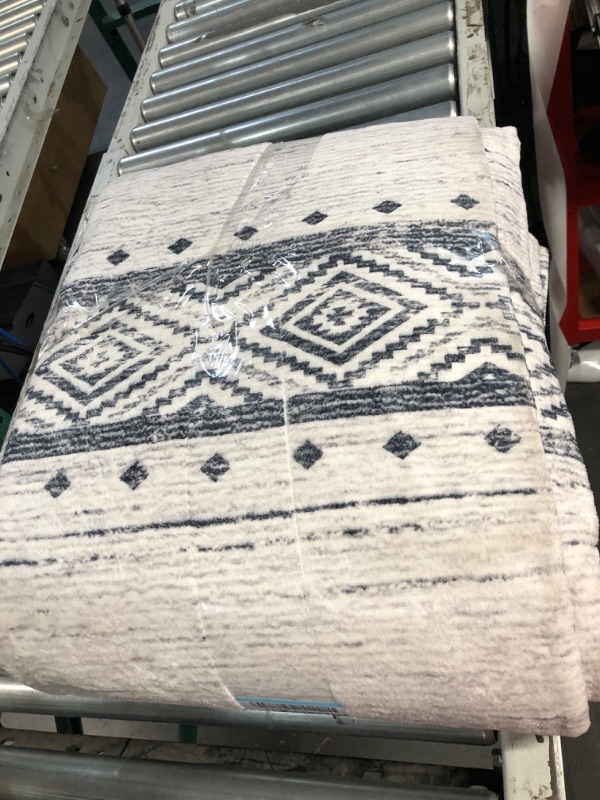 Photo 2 of **USED**nuLOOM Mia Machine Washable Geometric Medallion Ultra Thin Runner Rug, 93IN x 118IN, Light Grey