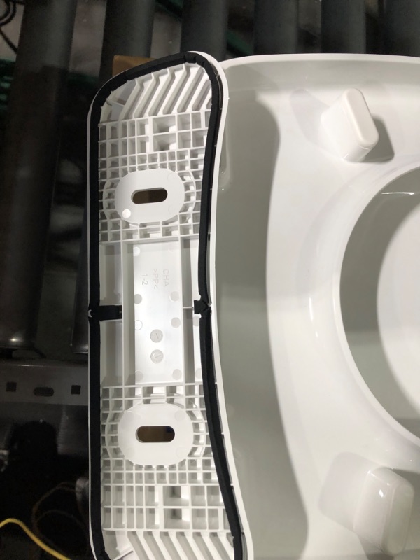 Photo 1 of * used * 
Slow Close Toilet Seat BR501-00 White Elongated, Stain-Resistant and Easy to Keep Clean