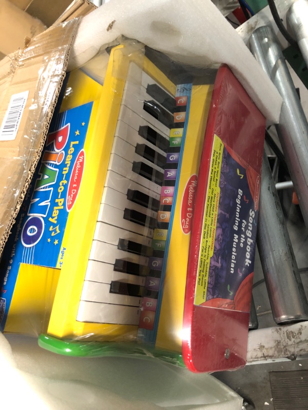 Photo 2 of **MINOR DAMAGE SEE NOTES**
MELissa & Doug Learn-To-Play Piano With 25 Keys and Color-Coded Songbook -