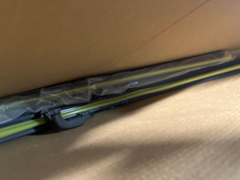 Photo 2 of MOTIUM OEM QUALITY Premium All-Season Windshield Wiper Blades (26"+18" pair for front windshield)