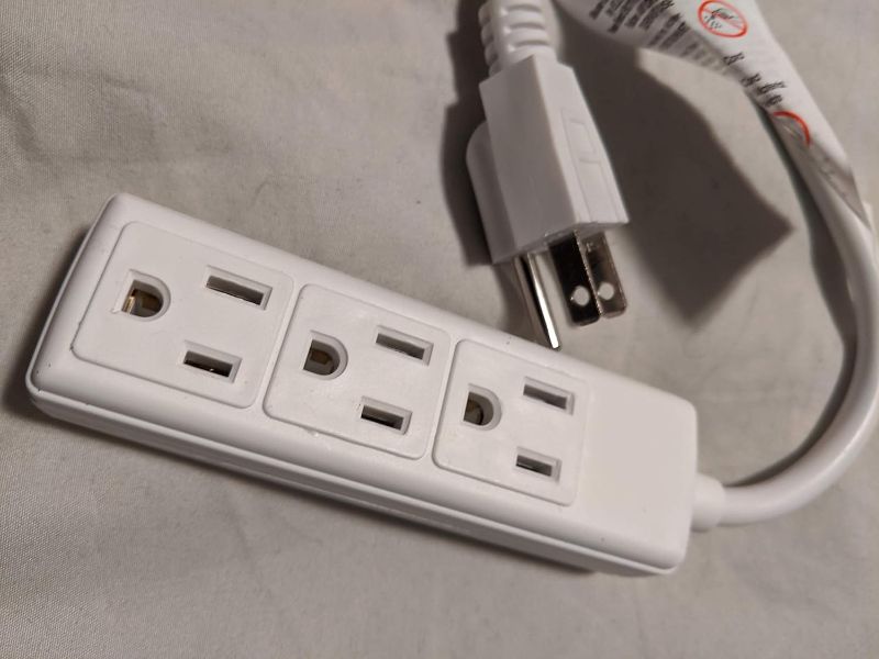 Photo 1 of Power Strip 3 Outlet 1 Count