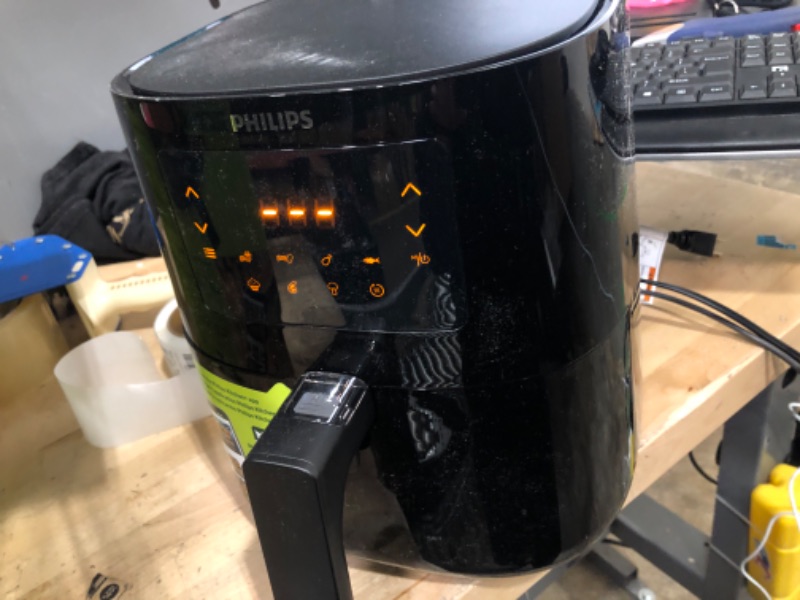 Photo 2 of ***Powers on*** Philips Essential Digital Compact Air Fryer