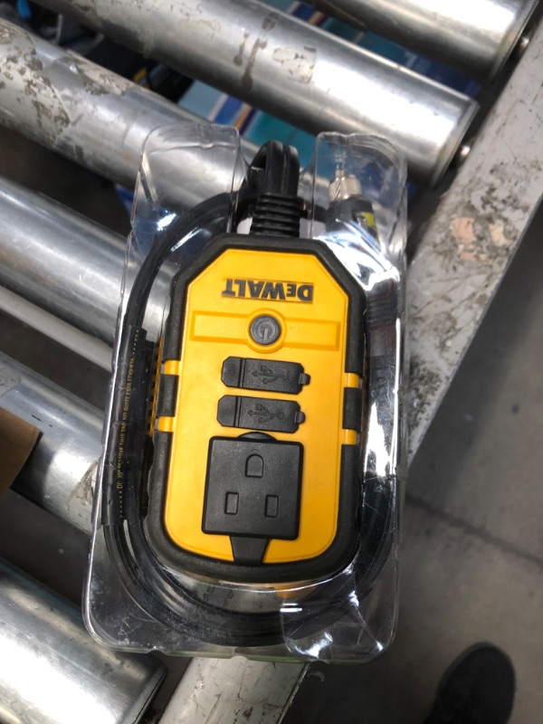 Photo 2 of DeWalt Power Inverter Dxaepi140