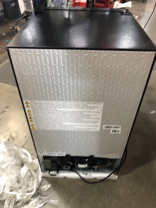 Photo 3 of `Hisense 3.1-cu ft Counter-depth Freestanding Mini Fridge Freezer Compartment (Sliver) ENERGY STAR
