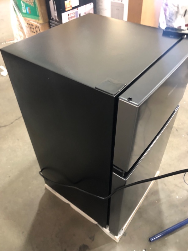 Photo 4 of `Hisense 3.1-cu ft Counter-depth Freestanding Mini Fridge Freezer Compartment (Sliver) ENERGY STAR
