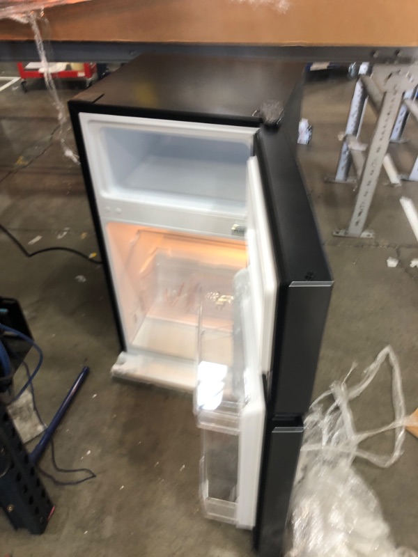 Photo 5 of `Hisense 3.1-cu ft Counter-depth Freestanding Mini Fridge Freezer Compartment (Sliver) ENERGY STAR
