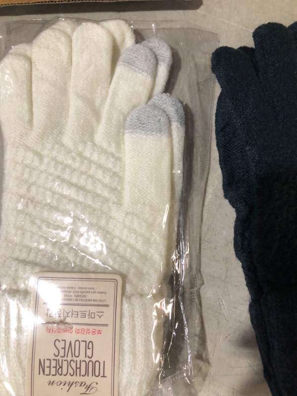 Photo 2 of 3 Pack Winter Gloves Women, Winter Touchscreen Gloves, Women's Winter Gloves with Thickened Wrist Cuff