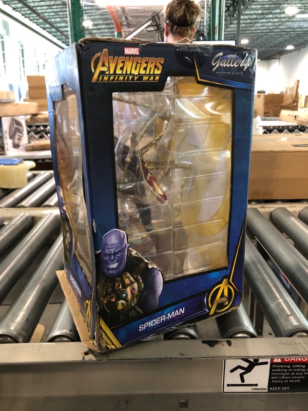 Photo 3 of DIAMOND SELECT TOYS Marvel Gallery: Avengers Infinity War Movie Spiderman PVC Gallery Figure