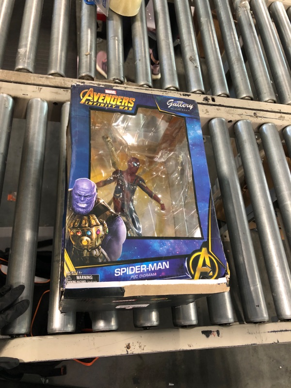 Photo 2 of DIAMOND SELECT TOYS Marvel Gallery: Avengers Infinity War Movie Spiderman PVC Gallery Figure