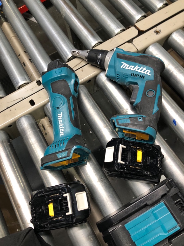 Photo 3 of ***SCREWDRIVER DOESNT WORK - NO AUTO FEED*** Makita XT255TX2 18V LXT Lithium-Ion Cordless 2-Pc. Combo Kit with Collated Autofeed Screwdriver Magazine (2.0Ah)