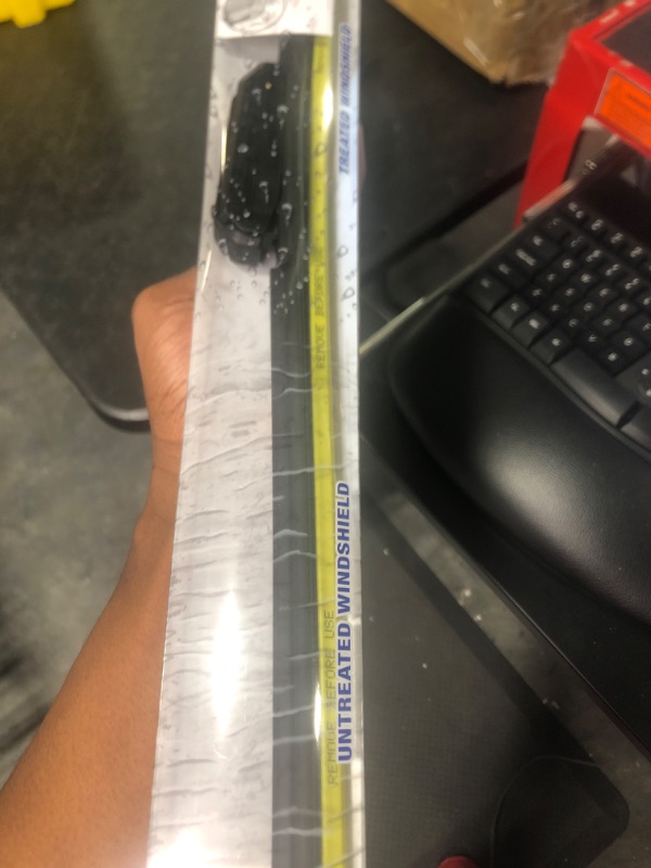 Photo 1 of Rain-X 5079281-2 Latitude 2-In-1 Water Repellent Wiper Blades, 26 Inch Windshield Wipers (Pack Of 1), Automotive Replacement Windshield Wiper Blades With Patented Rain-X Water Repellency Formula 26" Single