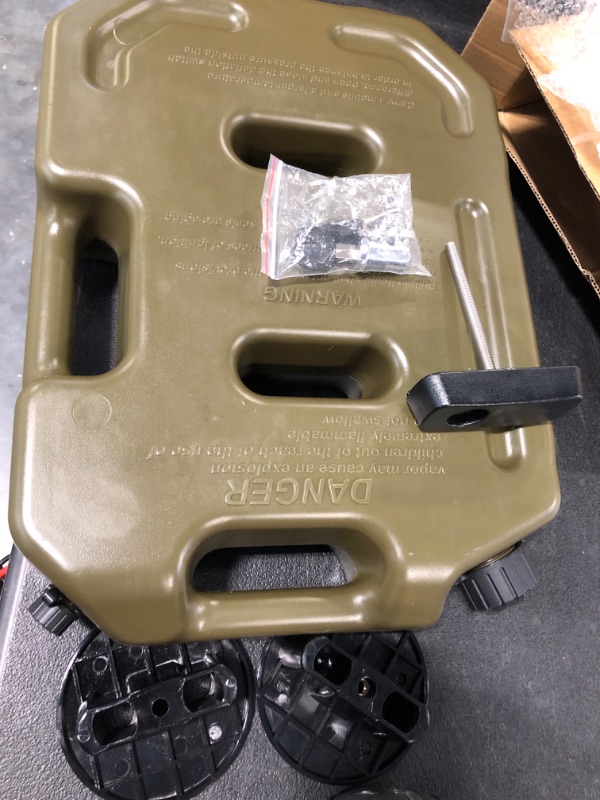 Photo 3 of WHZ Gasoline Fuel Tanks Plastic 2.6 Gallon 10 litres Auto Shut Off Fuel Cans Oil Container Emergency Backup(Army Green) (Color : Army Green)