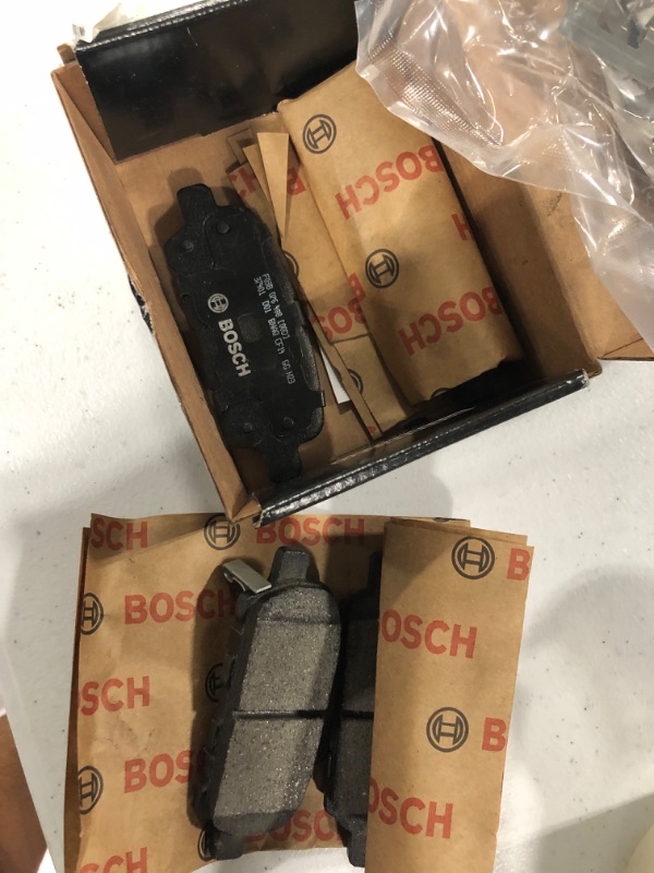 Photo 3 of BOSCH BC905 QuietCast Premium Ceramic Disc Brake Pad Set - Compatible With Select Infiniti; Nissan 350Z, 370Z, Altima, Juke, Leaf, Maxima, Murano, Pathfinder, Quest, Rogue, Sentra + More; REAR
