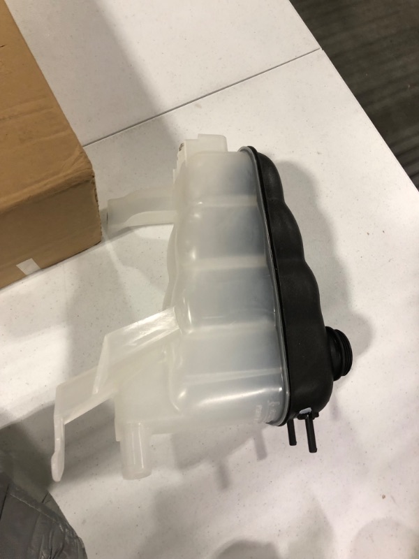 Photo 3 of GM Genuine Parts 84368362 Radiator Surge Tank