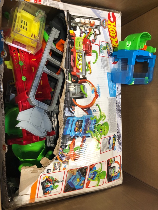 Photo 3 of Hot Wheels City Ultimate Octo Car Wash Playset with No-Spill Water Tanks & 1 Color Reveal Car That Transforms & 20 Car Pack - Syles May Vary SIOC/FFP Playset + Car Pack