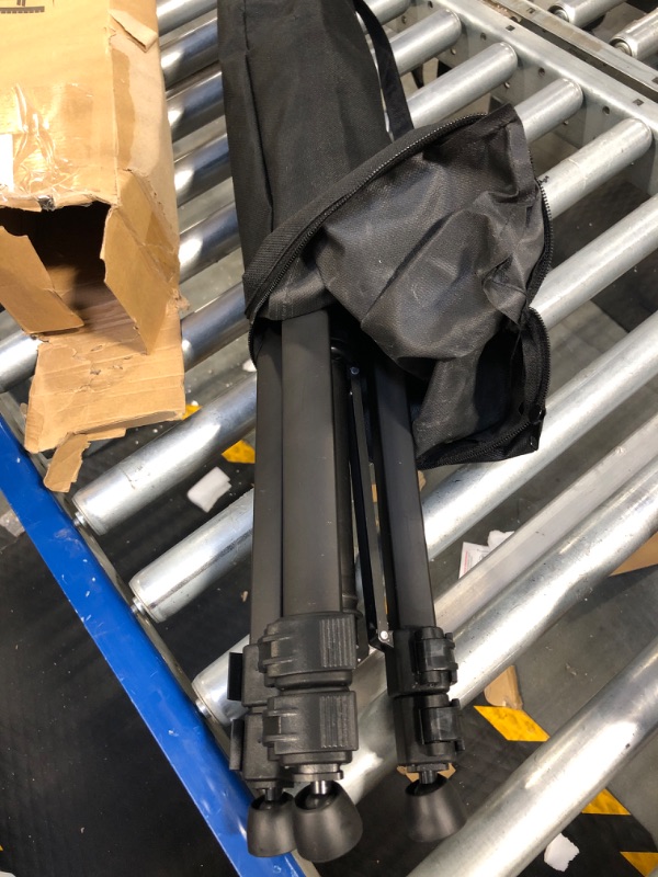 Photo 1 of Huepar Tripod 1.6m/5.2ft Flat Head Aluminum Tripod for Laser Level, with Handle and Bubble Level, with 5/8"-11 Male Thread and 1/4"-11 Screw Adapter, Carrying Bag Included - TPD16