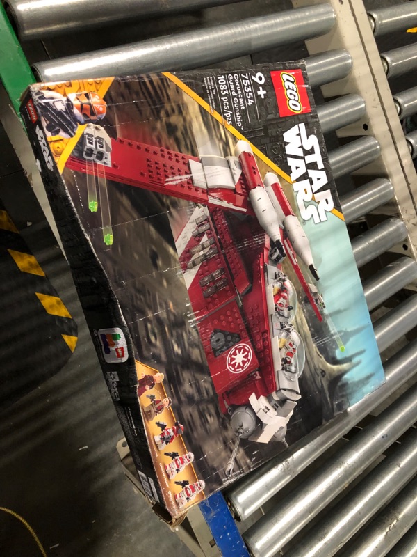 Photo 2 of LEGO Star Wars: The Clone Wars Coruscant Guard Gunship 75354 Buildable Star Wars Toy for 9 Year Olds, Gift Idea for Star Wars Fans Including Chancellor Palpatine, Padme and 3 Clone Trooper Minifigures