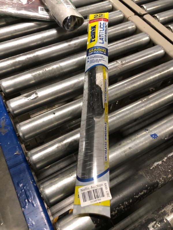 Photo 1 of Rain-X 5079279-2 Latitude 2-In-1 Water Repellent Wiper Blades, 22 Inch Windshield Wipers (Pack Of 1), Automotive Replacement Windshield Wiper Blades With Patented Rain-X Water Repellency Formula 22" Single