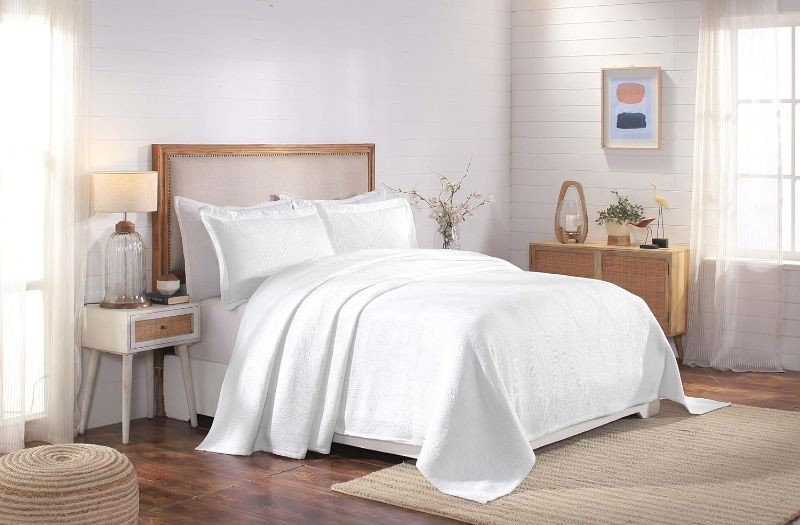 Photo 1 of **USED** BNM Cotton 3 PC Bedspread Set, Home Bed Decor, Warm Bedding, 1 Oversized Bedspread, 2 Pillow Shams, Medium Weight Blanket, Scrolling Medallion, Matelasse Coverlet, Bedding Essentials, Queen, White
