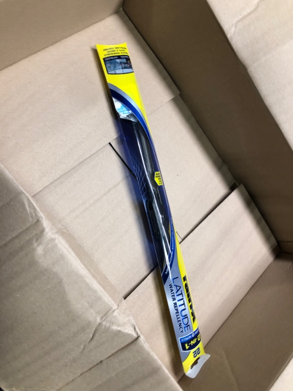 Photo 1 of Rain-X 5079279-2 Latitude 2-In-1 Water Repellent Wiper Blades, 22 Inch Windshield Wipers (Pack Of 1), Automotive Replacement Windshield Wiper Blades With Patented Rain-X Water Repellency Formula 22" Single