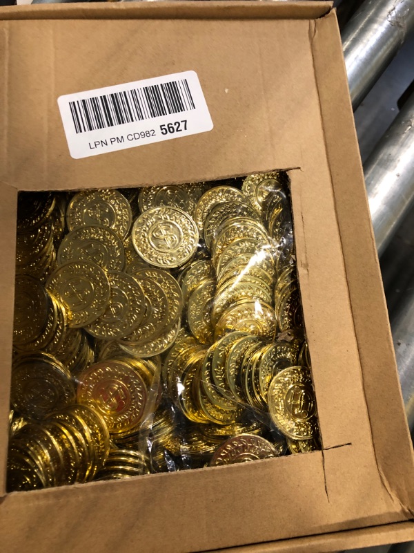 Photo 3 of 1000 Pcs Pirate Gold Coins Plastic Treasure Coins Play Toy Coins Fake St. Patricks Coin for Pirate Party Favors Supplies Treasure Hunt Game Teachers Classroom Reward