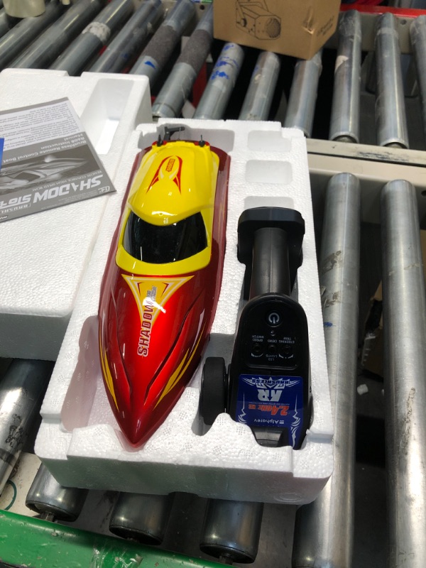 Photo 3 of ALPHAREV RC Boat R608 Brushless RC Boats for Adults, 35+KMH Fast Remote Control Boat with Rechargeable Battery for Lakes and Sea Red
***No rechargeable battery*** 