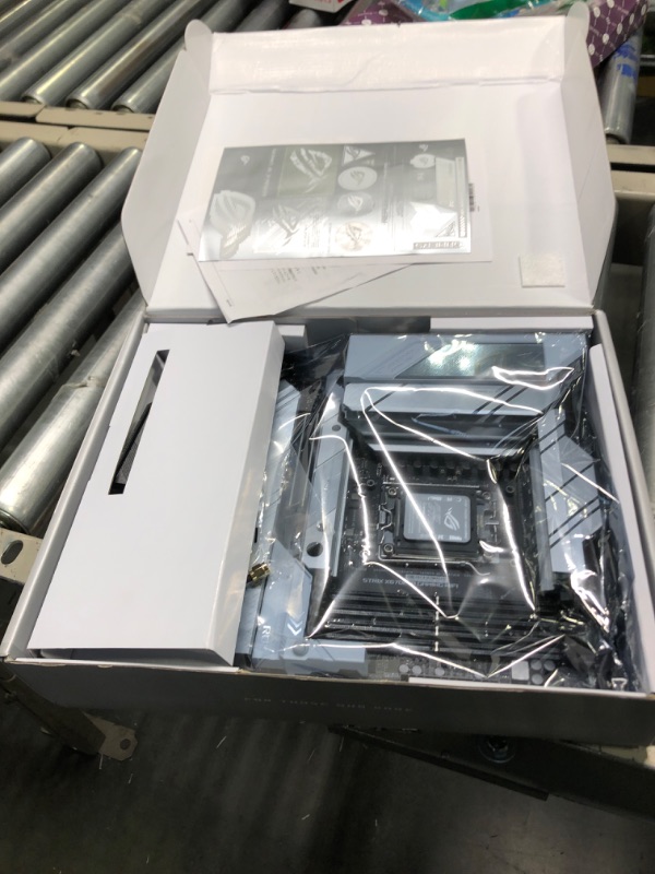 Photo 1 of ASUS ROG Strix X670E-A Gaming WiFi 6E Socket AM5 (LGA 1718) Ryzen 7000 Gaming Motherboard(16+2 Power Stages,PCIe® 5.0, DDR5,4xM.2 Slots,USB 3.2 Gen 2x2, WiFi 6E, AI Cooling II)