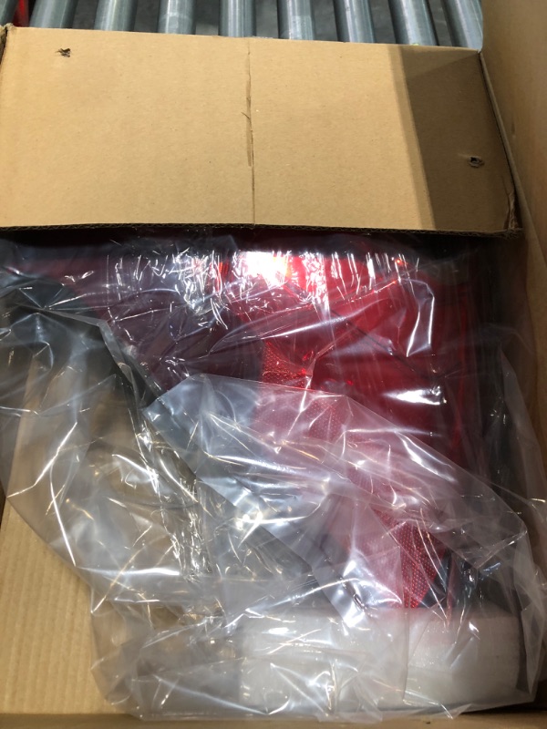 Photo 1 of Huray Tail Light for Honda CRV 2015 2016 Taillight Assembly Brake Lamp Replacement 33500-T1W-A01 Passenger Side (Right) 15-16 Passenger Side