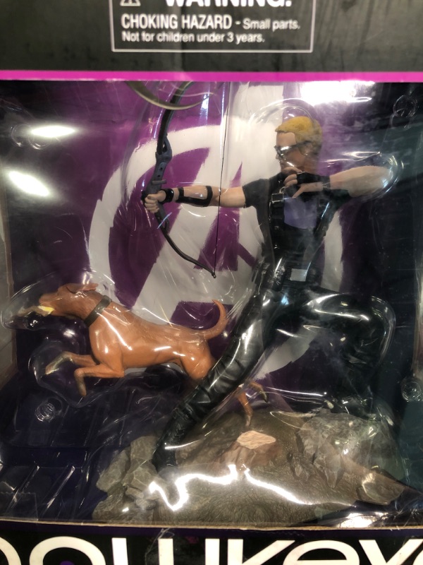 Photo 3 of DIAMOND SELECT TOYS Marvel Gallery: Hawkeye PVC Figure, Multicolor, 9 inches