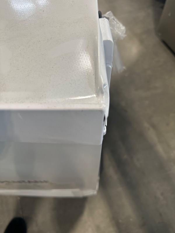 Photo 7 of Hisense Garage-Ready 7-cu ft Manual Defrost Chest Freezer (White) ENERGY STAR