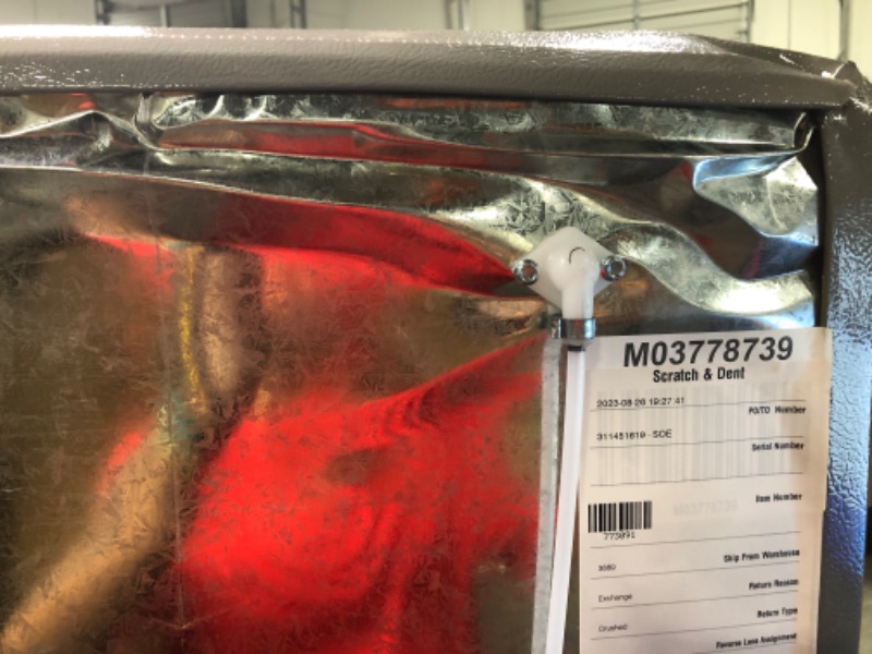 Photo 7 of Whirlpool 17.6-cu ft Top-Freezer Refrigerator (Monochromatic Stainless Steel)
