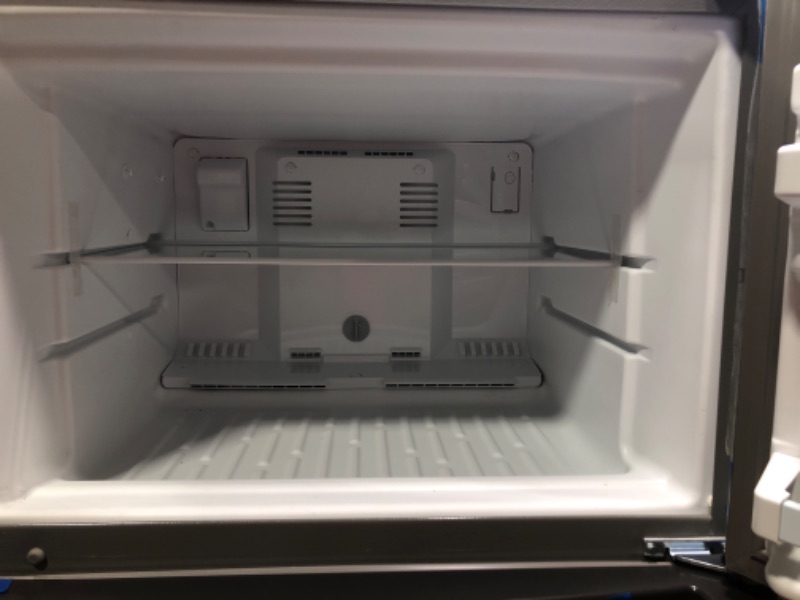 Photo 11 of Whirlpool 17.6-cu ft Top-Freezer Refrigerator (Monochromatic Stainless Steel)
