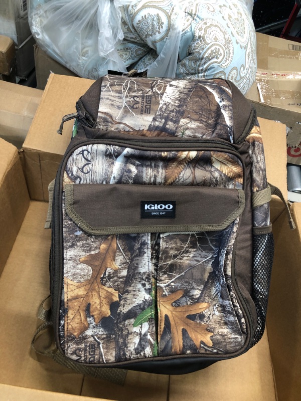 Photo 5 of *JUST THE CAMO BACKPACK -- LEFT SIDE OF PIC*
Igloo Lightweight Maxcold Insulated Gizmo 30-Can Backpack Cooler Realtree Camo Gizmo