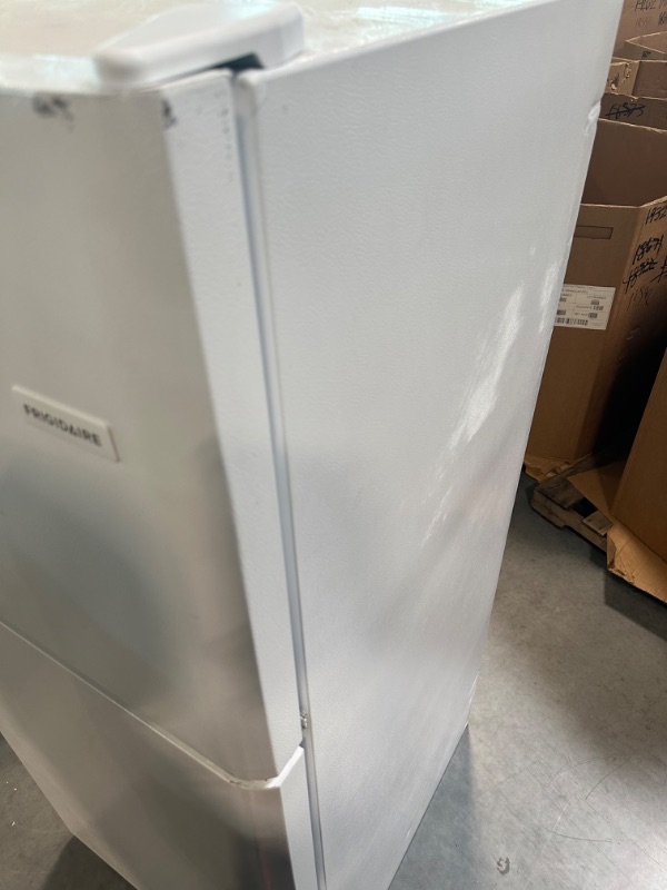 Photo 4 of Frigidaire FFTR2021TW 30 Inch Freestanding Top Freezer Refrigerator with 20.4 cu. ft. Total Capacity, 2 Glass Shelves, 5.1 cu. ft. Freezer Capacity, Right Hinge with Reversible Doors,Hinge in White