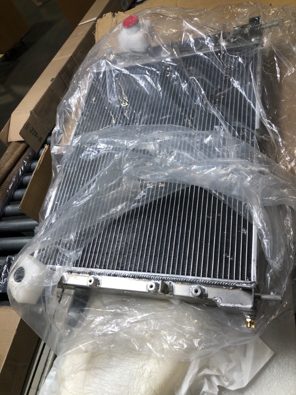 Photo 3 of 6.0 Powerstroke Radiator for 2003-2007 Ford F250 F350 Diesel Super Duty, Ford F250 Radiator, Ford F350 Radiator, Ford F450 Radiator 1 row radiator